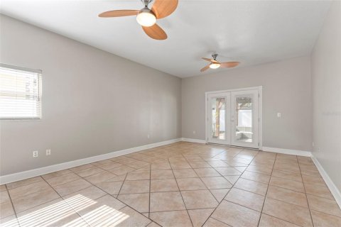 House in Tampa, Florida 4 bedrooms, 155.89 sq.m. № 1518851 - photo 11