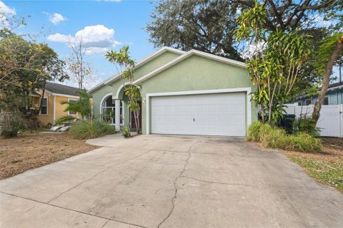House in Tampa, Florida 4 bedrooms, 155.89 sq.m. № 1518851 - photo 2