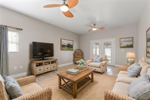House in Tampa, Florida 4 bedrooms, 155.89 sq.m. № 1518851 - photo 10