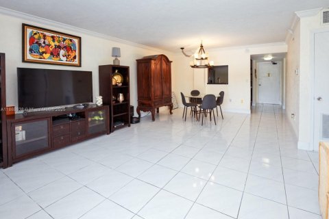 Condo in Miami Beach, Florida, 2 bedrooms № 2088556 - photo 4