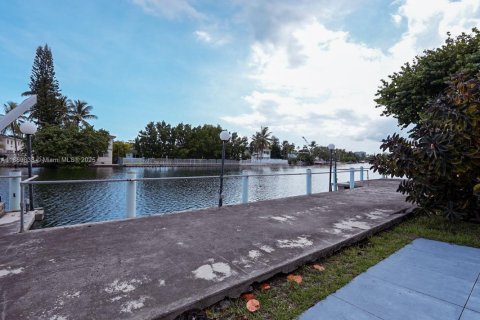 Condo in Miami Beach, Florida, 2 bedrooms № 2088556 - photo 21