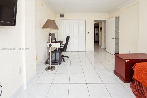 Condo in Miami Beach, Florida, 2 bedrooms № 2088556 - photo 16