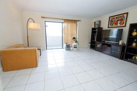 Condo in Miami Beach, Florida, 2 bedrooms № 2088556 - photo 3