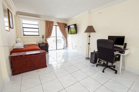 Condo in Miami Beach, Florida, 2 bedrooms № 2088556 - photo 15