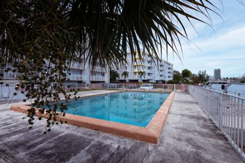 Condo in Miami Beach, Florida, 2 bedrooms № 2088556 - photo 23