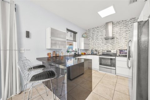 Townhouse in Miami, Florida 3 bedrooms, 155.15 sq.m. № 1848741 - photo 11