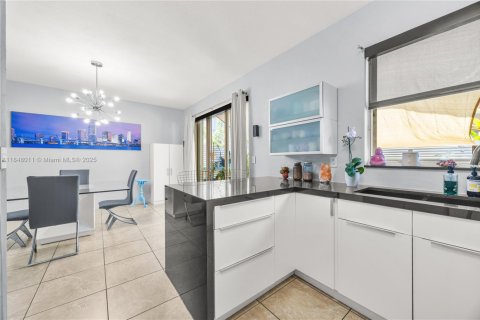 Townhouse in Miami, Florida 3 bedrooms, 155.15 sq.m. № 1848741 - photo 14