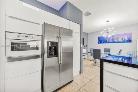 Townhouse in Miami, Florida 3 bedrooms, 155.15 sq.m. № 1848741 - photo 13