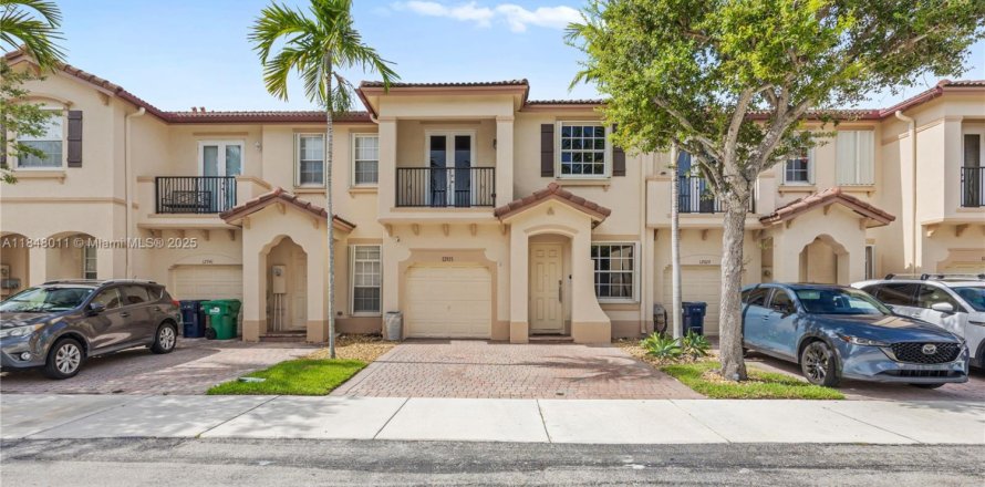 Townhouse in Miami, Florida 3 bedrooms, 155.15 sq.m. № 1848741