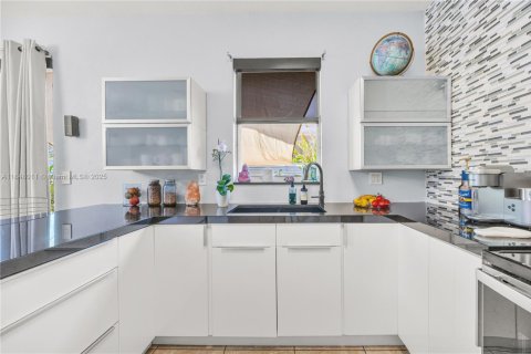 Townhouse in Miami, Florida 3 bedrooms, 155.15 sq.m. № 1848741 - photo 12
