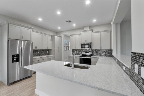 House in Westlake, Florida 4 bedrooms, 369.66 sq.m. № 2081897 - photo 2