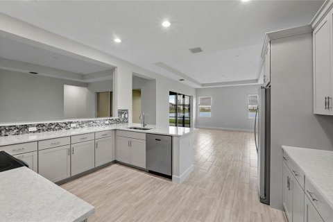 House in Westlake, Florida 4 bedrooms, 369.66 sq.m. № 2081897 - photo 1