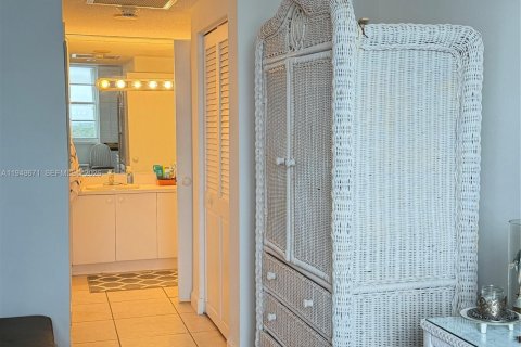 Condominio en venta en Sunny Isles Beach, Florida, 1 dormitorio, 70.79 m2 № 2005838 - foto 10