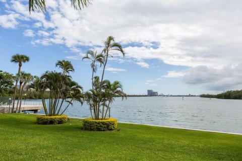 Condominio en venta en Sunny Isles Beach, Florida, 1 dormitorio, 70.79 m2 № 2005838 - foto 21