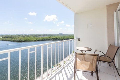 Condominio en venta en Sunny Isles Beach, Florida, 1 dormitorio, 70.79 m2 № 2005838 - foto 2