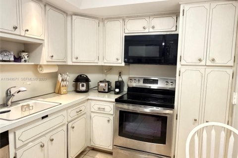 Condominio en venta en Sunny Isles Beach, Florida, 1 dormitorio, 70.79 m2 № 2005838 - foto 9