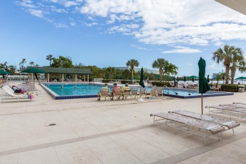 Condominio en venta en Sunny Isles Beach, Florida, 1 dormitorio, 70.79 m2 № 2005838 - foto 17