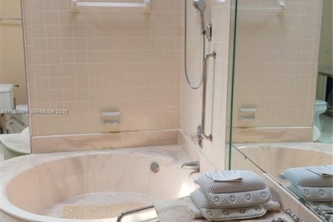 Снять в аренду виллу или дом в Халландейл-Бич, Флорида 2 спальни, 156.08м2, № 1997694 - фото 5