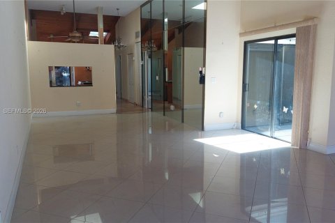 Дом в Халландейл-Бич, Флорида 2 спальни, 156.08м2 № 1997694