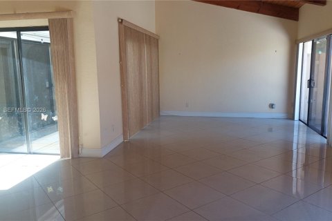 Снять в аренду виллу или дом в Халландейл-Бич, Флорида 2 спальни, 156.08м2, № 1997694 - фото 2