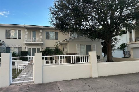 Apartamento en alquiler en Coral Gables, Florida, 1 dormitorio, 82.68 m2 № 1997807 - foto 3