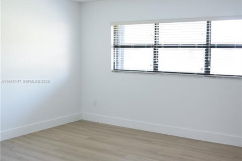 Townhouse in Miami, Florida 3 bedrooms, 175.59 sq.m. № 2002672 - photo 18