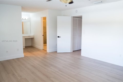 Townhouse in Miami, Florida 3 bedrooms, 175.59 sq.m. № 2002672 - photo 19