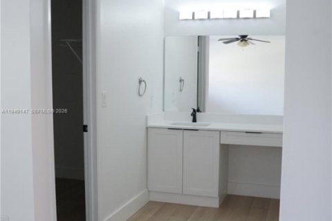 Townhouse in Miami, Florida 3 bedrooms, 175.59 sq.m. № 2002672 - photo 14