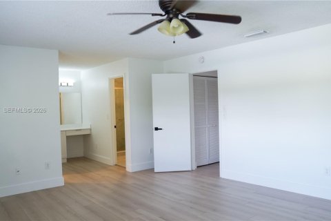 Townhouse in Miami, Florida 3 bedrooms, 175.59 sq.m. № 2002672 - photo 20