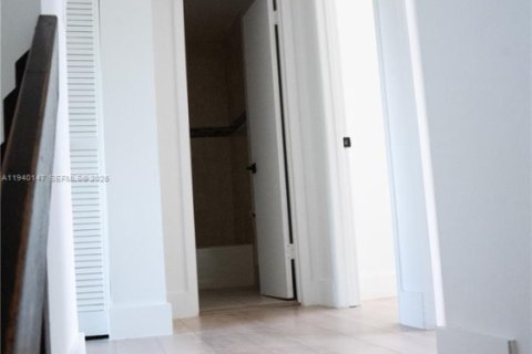 Townhouse in Miami, Florida 3 bedrooms, 175.59 sq.m. № 2002672 - photo 8