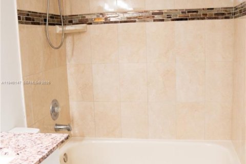 Townhouse in Miami, Florida 3 bedrooms, 175.59 sq.m. № 2002672 - photo 23