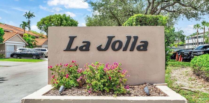 Townhouse in Miami, Florida 3 bedrooms, 175.59 sq.m. № 2002672