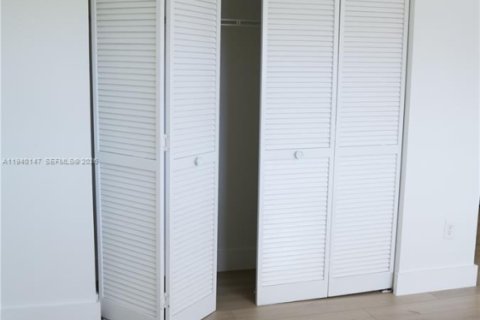 Townhouse in Miami, Florida 3 bedrooms, 175.59 sq.m. № 2002672 - photo 27