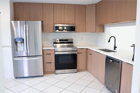 Townhouse in Miami, Florida 3 bedrooms, 175.59 sq.m. № 2002672 - photo 3