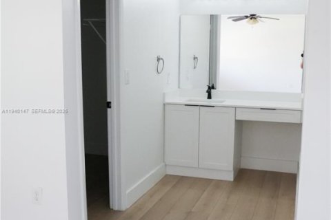 Townhouse in Miami, Florida 3 bedrooms, 175.59 sq.m. № 2002672 - photo 11