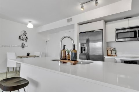 Condo in Miami, Florida, 2 bedrooms  № 1800773 - photo 13