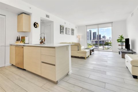 Condo in Miami, Florida, 2 bedrooms  № 1800773 - photo 1