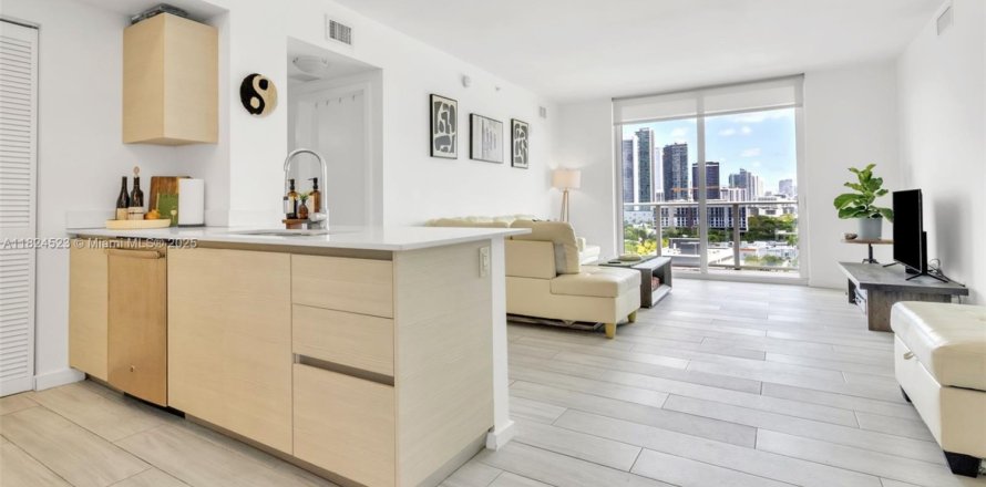 Condo in Miami, Florida, 2 bedrooms  № 1800773