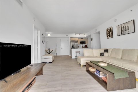 Condo in Miami, Florida, 2 bedrooms  № 1800773 - photo 14