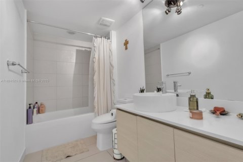 Condo in Miami, Florida, 2 bedrooms  № 1800773 - photo 10