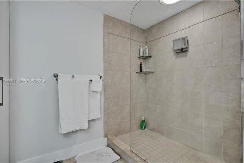 Condominio en venta en Sunny Isles Beach, Florida, 2 dormitorios, 116.59 m2 № 2031402 - foto 11