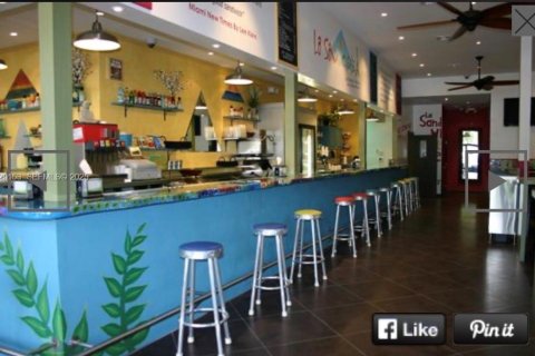 Propiedad comercial en venta en Miami, Florida № 1988540 - foto 2