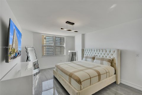 Condo in Hallandale Beach, Florida, 2 bedrooms  № 1979942 - photo 17