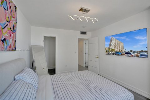 Condo in Hallandale Beach, Florida, 2 bedrooms  № 1979942 - photo 14