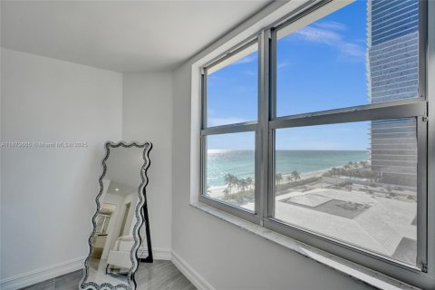 Condo in Hallandale Beach, Florida, 2 bedrooms  № 1979942 - photo 21