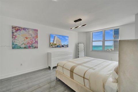 Condo in Hallandale Beach, Florida, 2 bedrooms  № 1979942 - photo 15