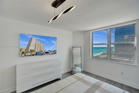 Condo in Hallandale Beach, Florida, 2 bedrooms  № 1979942 - photo 20