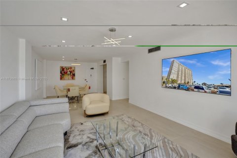 Condo in Hallandale Beach, Florida, 2 bedrooms  № 1979942 - photo 5