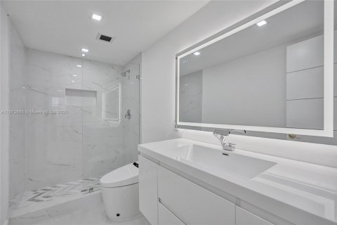 Condo in Hallandale Beach, Florida, 2 bedrooms  № 1979942 - photo 12