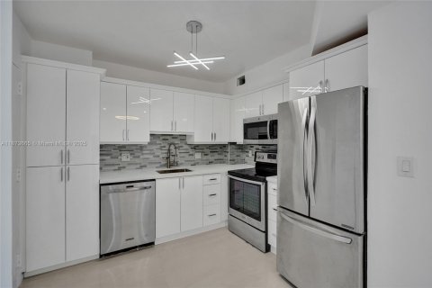 Condo in Hallandale Beach, Florida, 2 bedrooms  № 1979942 - photo 2